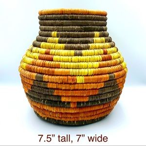 🏠 Vintage Coiled African Vase